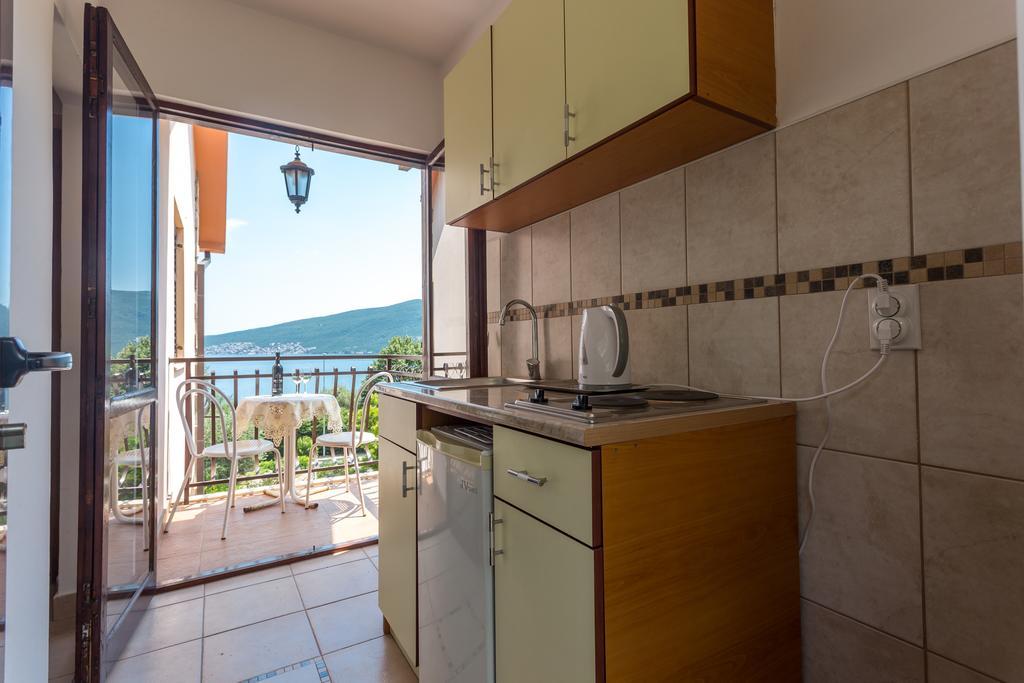 Apartments And Bungalows Mimoza Baosici Herceg Novi Exteriör bild